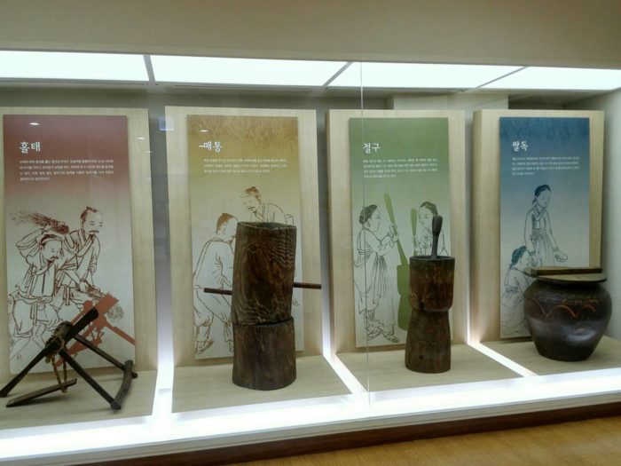 韓国農協のコメ博物館の展示。昔の農機具