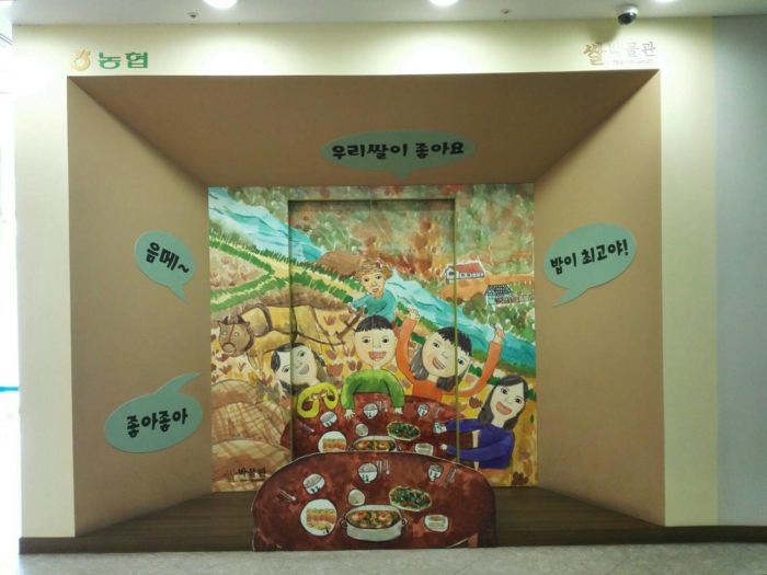 韓国農協のコメ博物館エレベーター。子供の描いた絵がデザインされている