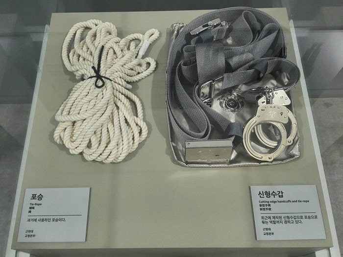 ソウル生活史博物館の拘置監(拘置所)展示室 腰縄と手錠