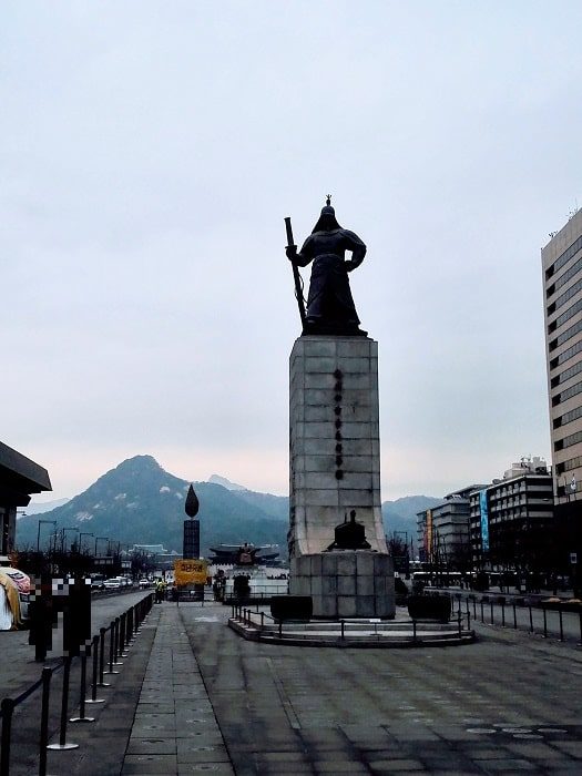 光化門広場の忠武公李舜臣将軍の像