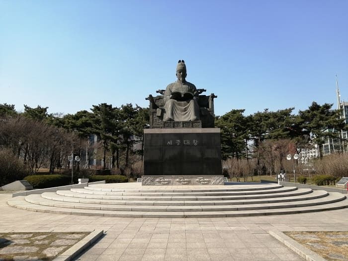汝矣島(ヨイド)公園の世宗(セジョン)大王銅像