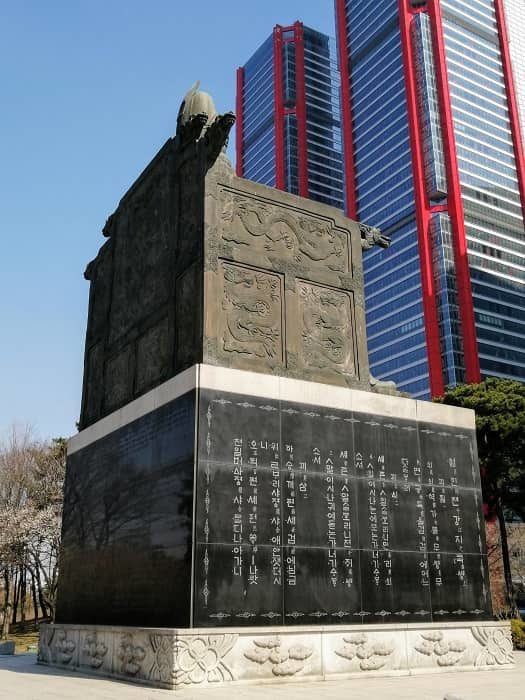 汝矣島(ヨイド)公園の世宗(セジョン)大王銅像