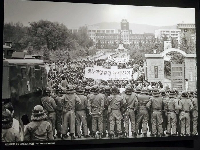 5・18民主化運動(光州事件) 全南大学正門のデモ隊と警察