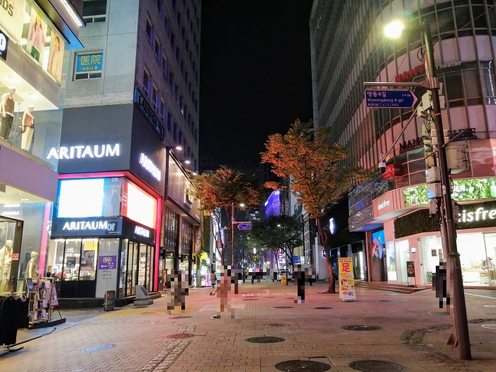 コロナで人気のない韓国ソウル明洞の繁華街