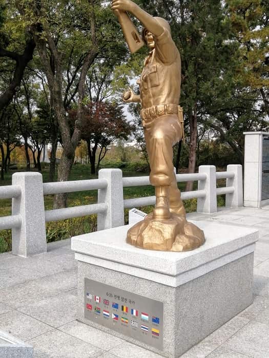 慶州ファンソン公園：戦争の民間犠牲者慰霊塔