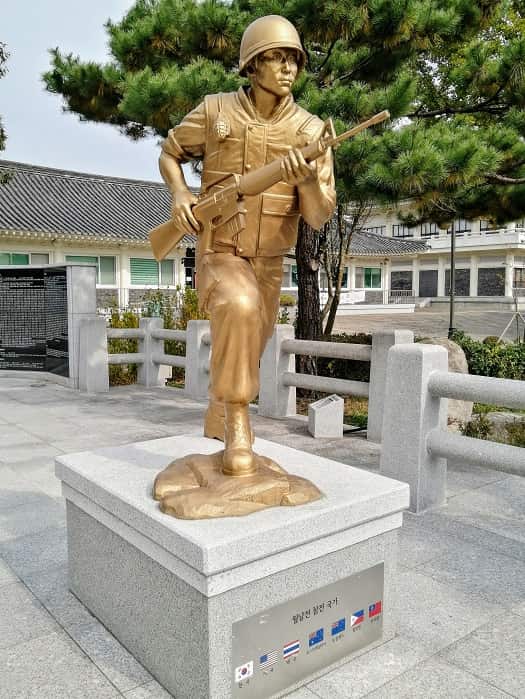 慶州ファンソン公園：戦争の民間犠牲者慰霊塔