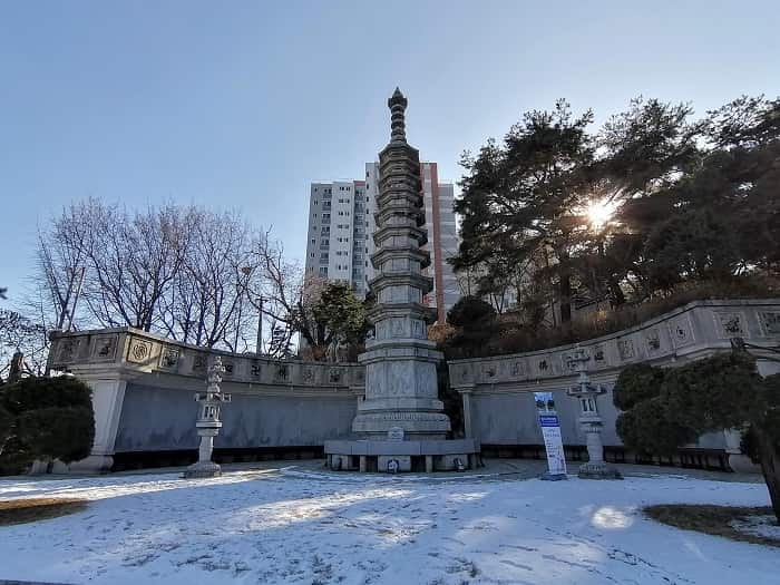 韓国ソウルの石窟庵普門寺(ポムンサ)の九重の塔