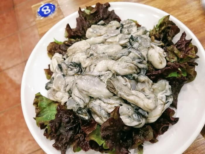 統営(トンヨン)から直送される、新鮮な韓国の牡蠣料理