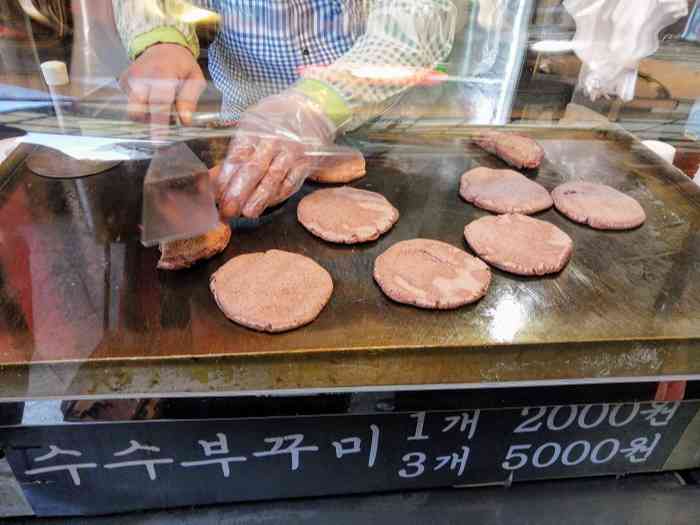 韓国広蔵市場で行列ススブクミ