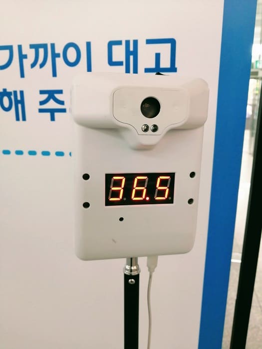 韓国ソウル駅の体温測定器