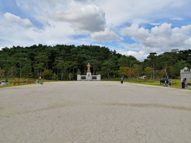 韓国驪州（ヨジュ）の世宗大王銅像（立像）
