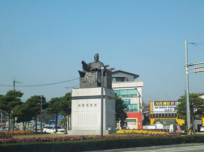驪州（ヨジュ）市内ロータリー世宗大王銅像