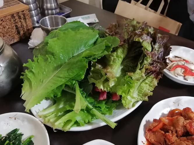 ジェユクポックム(韓国豚肉の甘辛炒め)とサムパッ