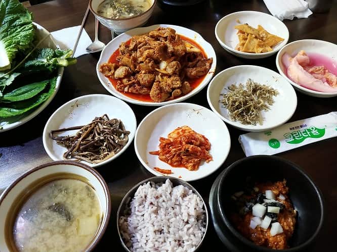 ジェユクポックム(韓国豚肉の甘辛炒め)とサムパッ