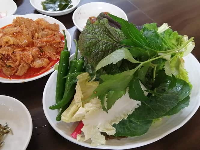 野菜で包んで食べる韓国料理サムパッ